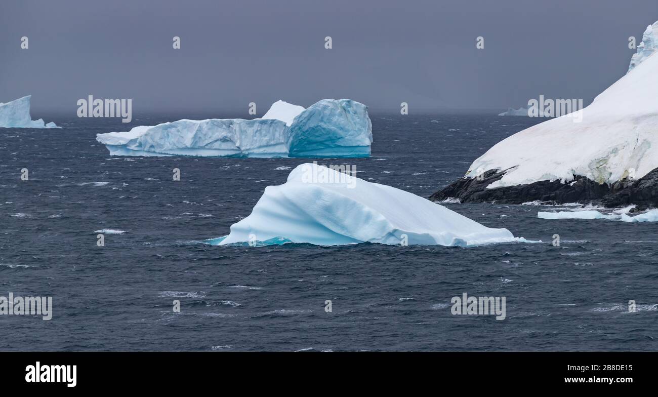 Paesaggio Antartico con montagne e ghiacciai Foto Stock