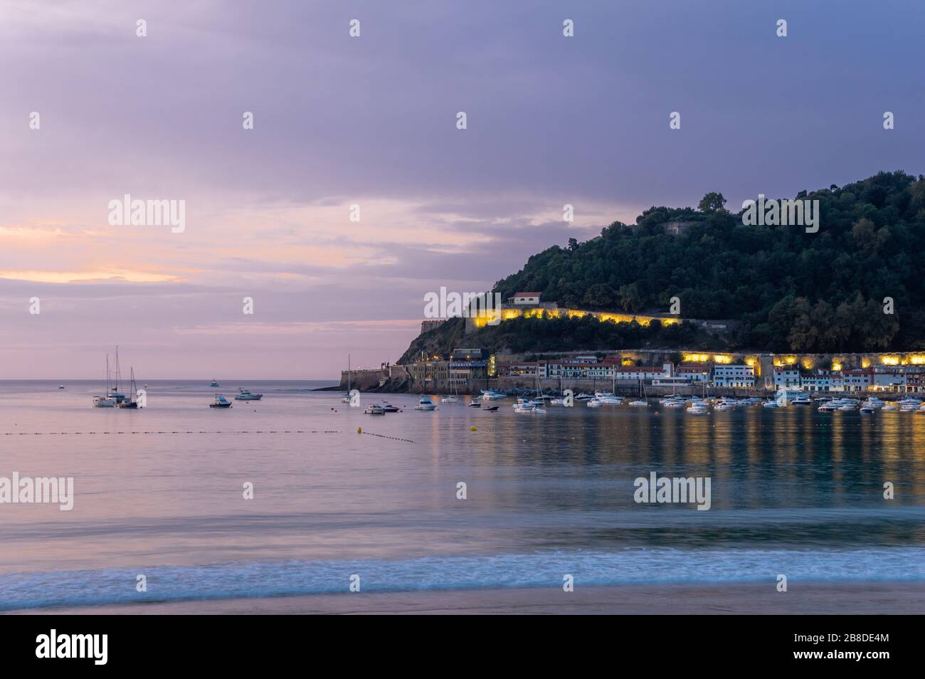 Notte che cade sulla baia di Biscay a San Sebastián nei Paesi Baschi, Spagna settentrionale Foto Stock