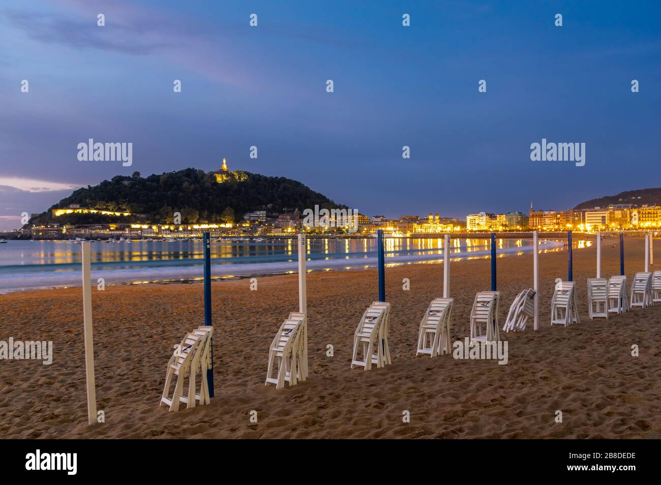 Notte che cade sulla baia di Biscay a San Sebastián nei Paesi Baschi, Spagna settentrionale Foto Stock
