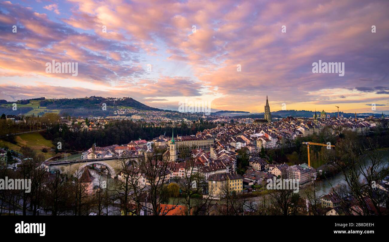 Vista della città all'alba, dal giardino delle rose alla città vecchia, alla cattedrale di Berna, alla chiesa di Nydegg, al ponte di Nydegg e all'Aare, al quartiere di Nydegg, Berna Foto Stock