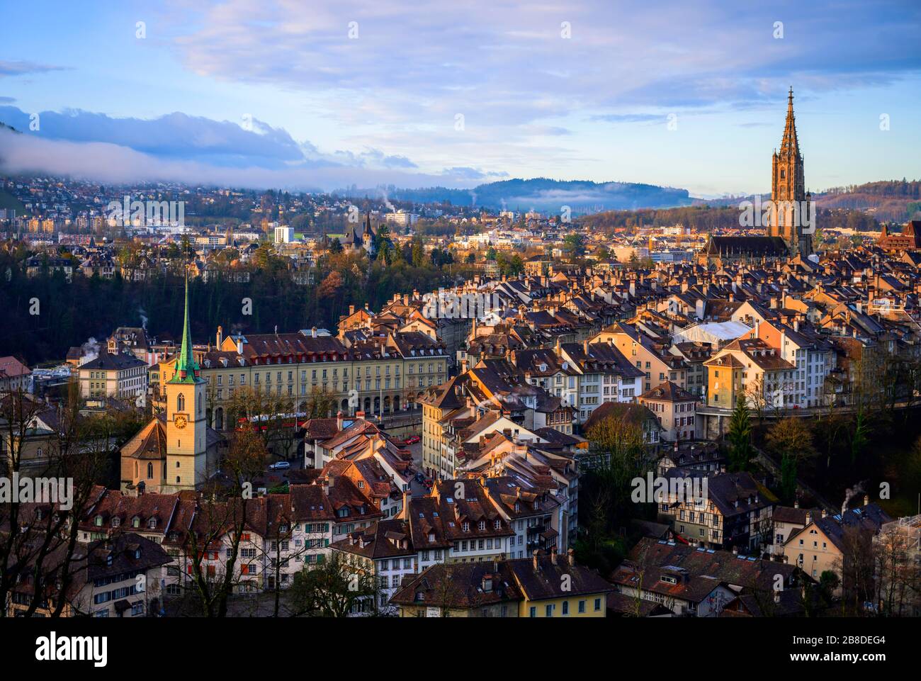 Vista sulla città al mattino, dal Catinaccio al centro storico, alla Cattedrale di Berna, alla Chiesa di Nydegg, al quartiere di Nydegg, a Berna, Canton Berna Foto Stock