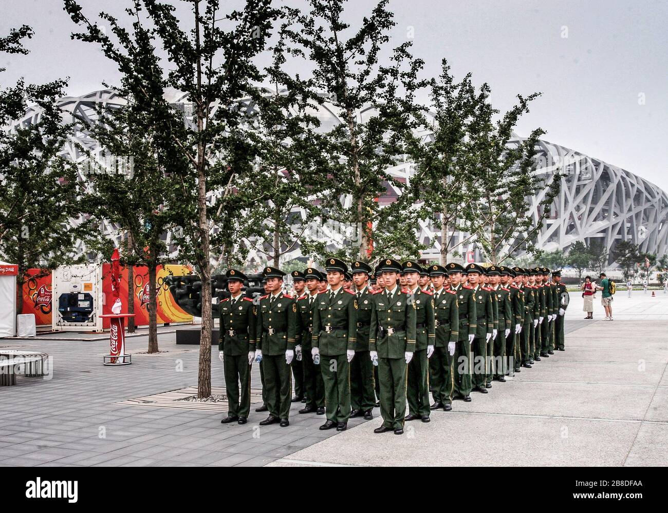 I soldati PLA si sono schierati fuori dallo stadio due ore prima della cerimonia di apertura il 8 2008 agosto in Piazza Jing Guan fuori dallo Stadio Nazionale, bei Foto Stock