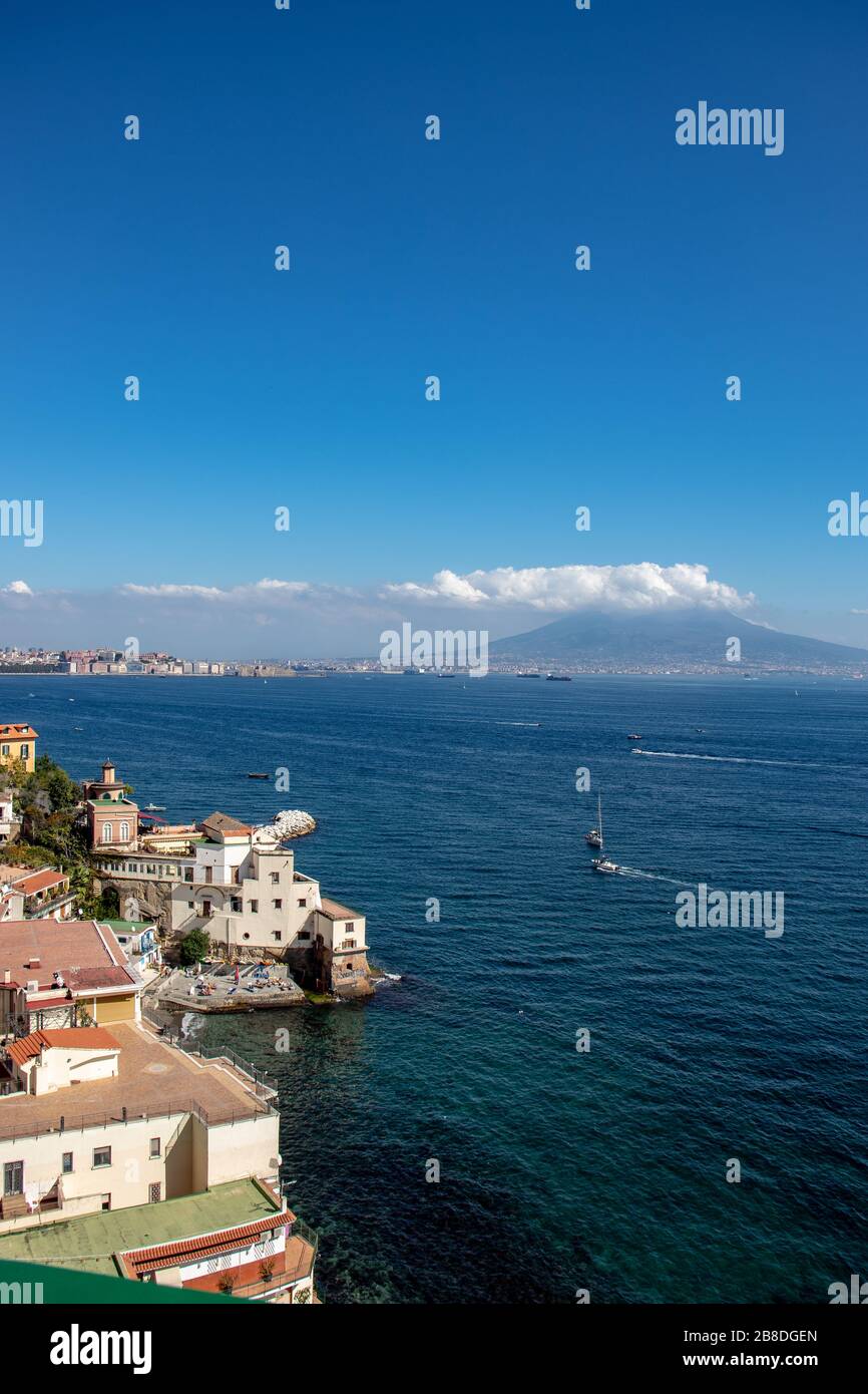 Napoli Italia. 26 agosto 2019. Il Golfo di Napoli, in primo piano il castel dell`ovo e sullo sfondo il Vesuvio. Foto Stock