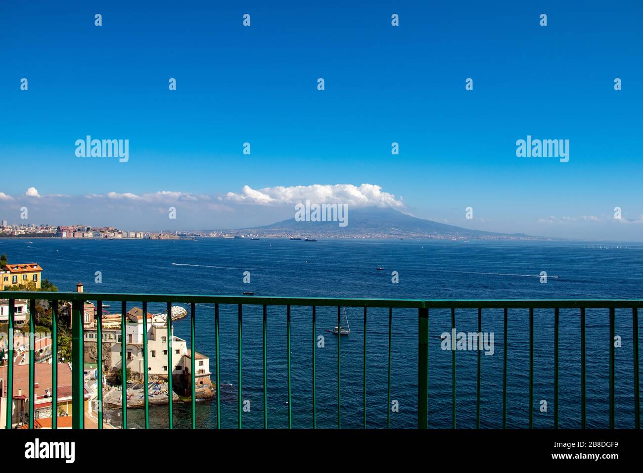 Napoli Italia. 26 agosto 2019. Il Golfo di Napoli, in primo piano il castel dell`ovo e sullo sfondo il Vesuvio. Foto Stock