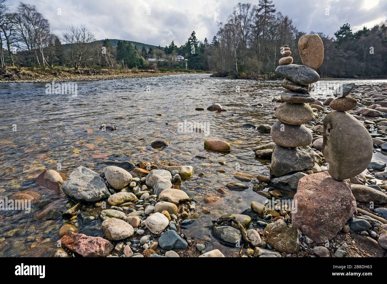 Vista sul fiume Dee ad Aboyne, Scozia, Regno Unito con pali di pietra costruiti sulle sue rive. Foto Stock