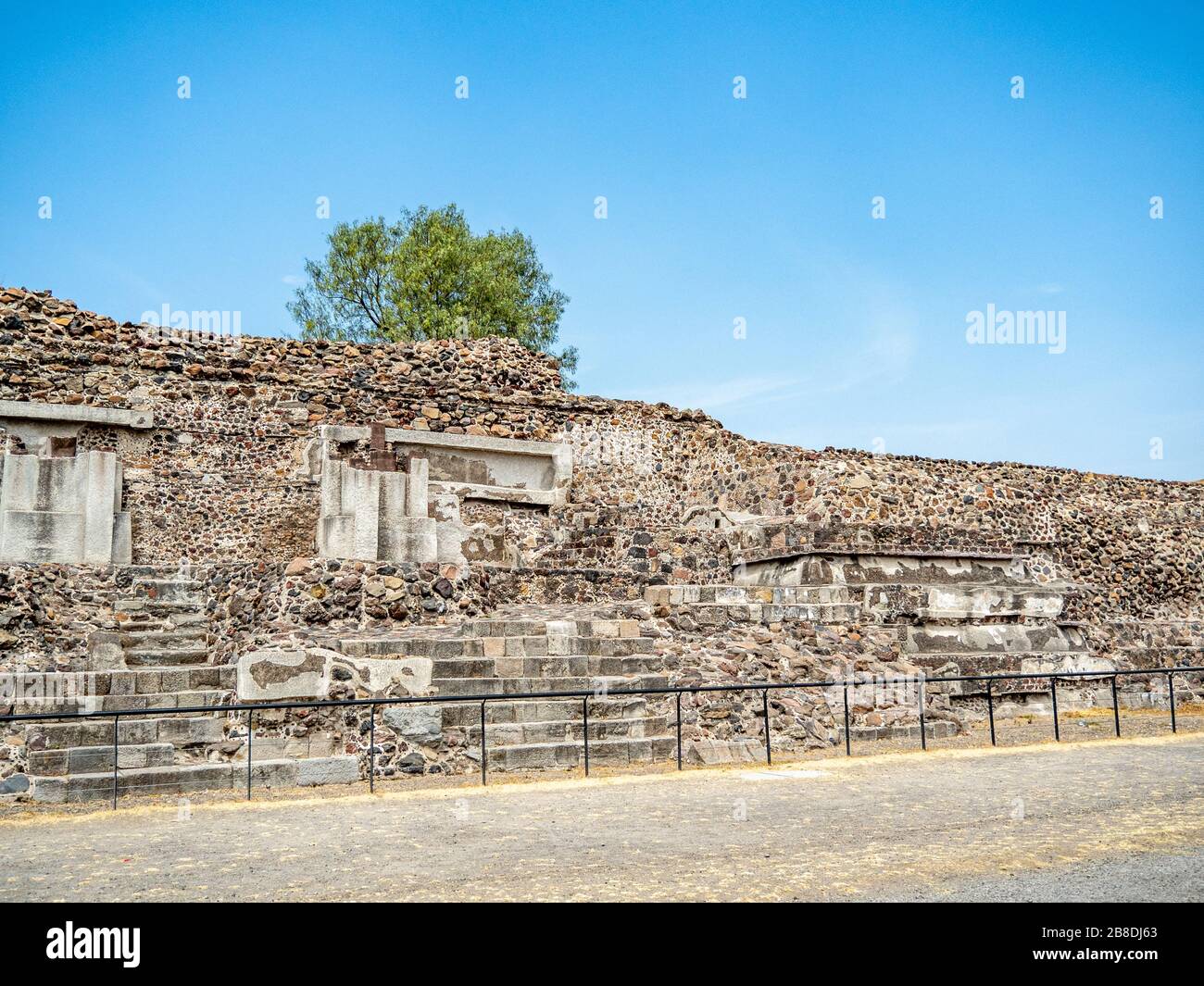 Primo piano dei gradini che portano alla cima di Teotihuacan, la Piramide del Sole Foto Stock