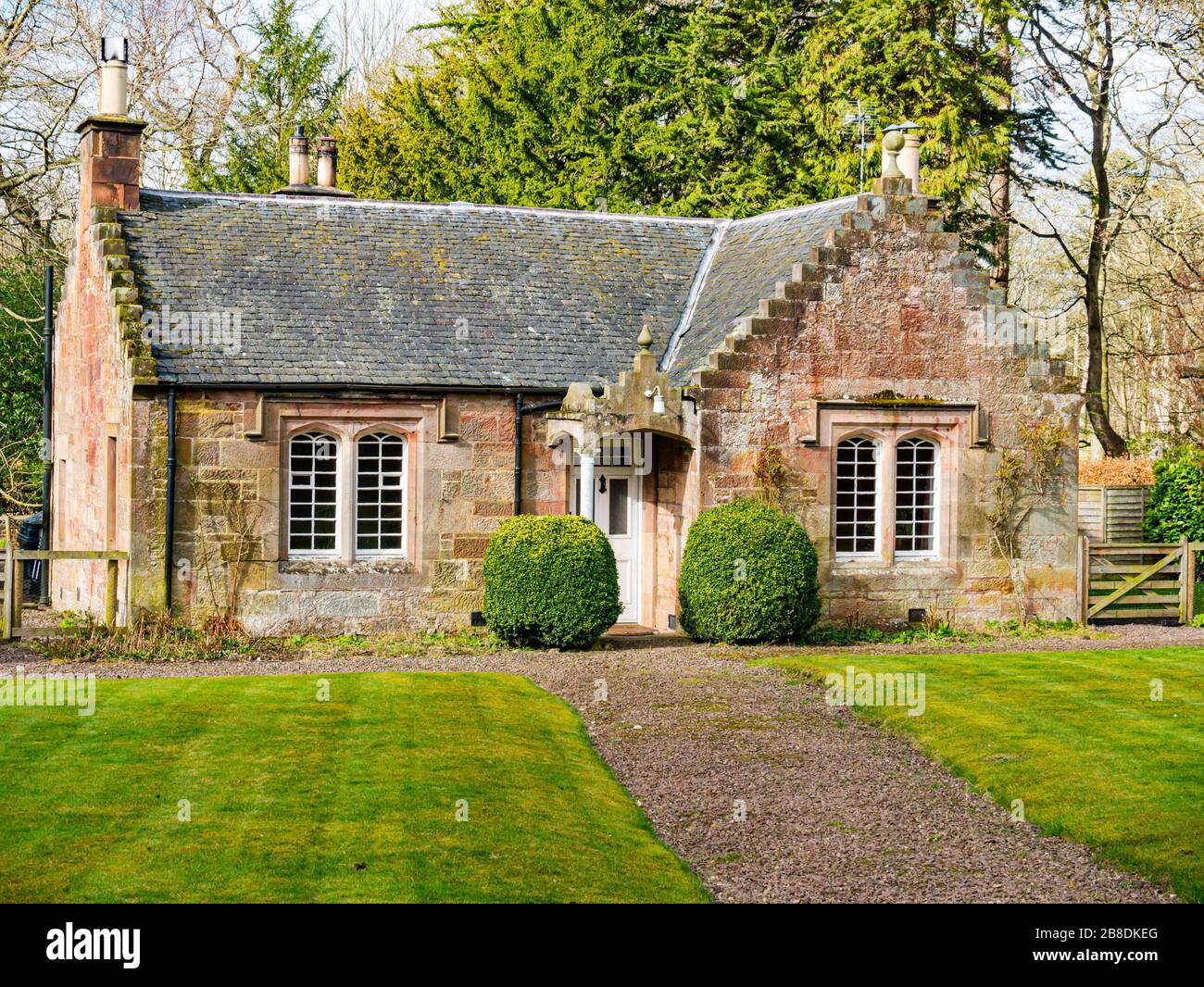 Pittoresco cottage vittoriano in pietra arenaria a gradini, Gosford Estate, East Lothian, Scozia, Regno Unito Foto Stock