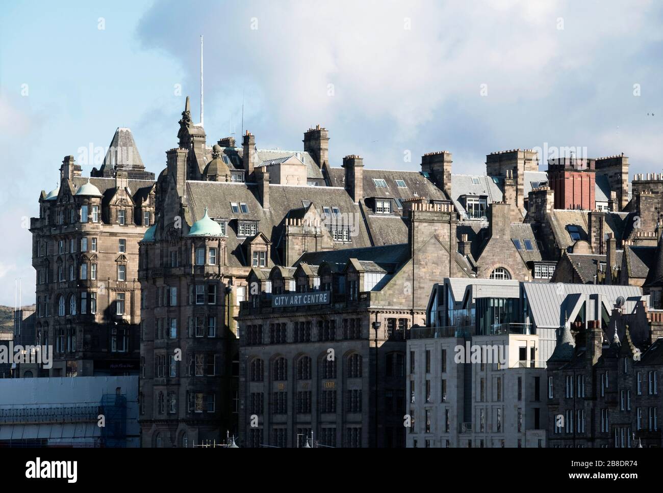 Vista dello Scotsman Hotel, del City Arts Centre e del South Bridge nella città vecchia di Edimburgo. Foto Stock