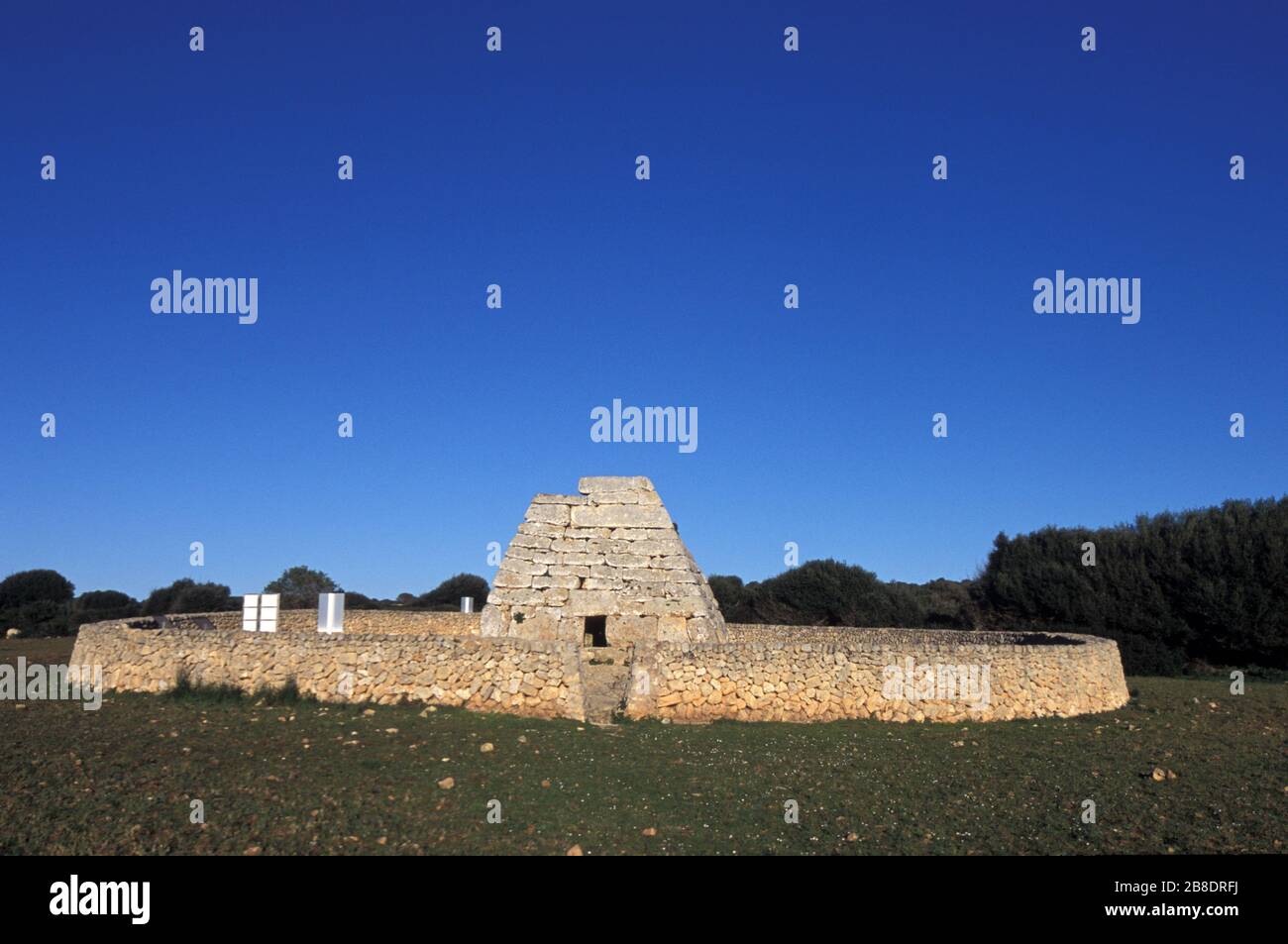 La NAVETA d´es Tudons, o NAVETA di es Tudons, è la tomba da camera megalitica più notevole nell'isola delle Baleari di Minorca, Spagna. Foto Stock