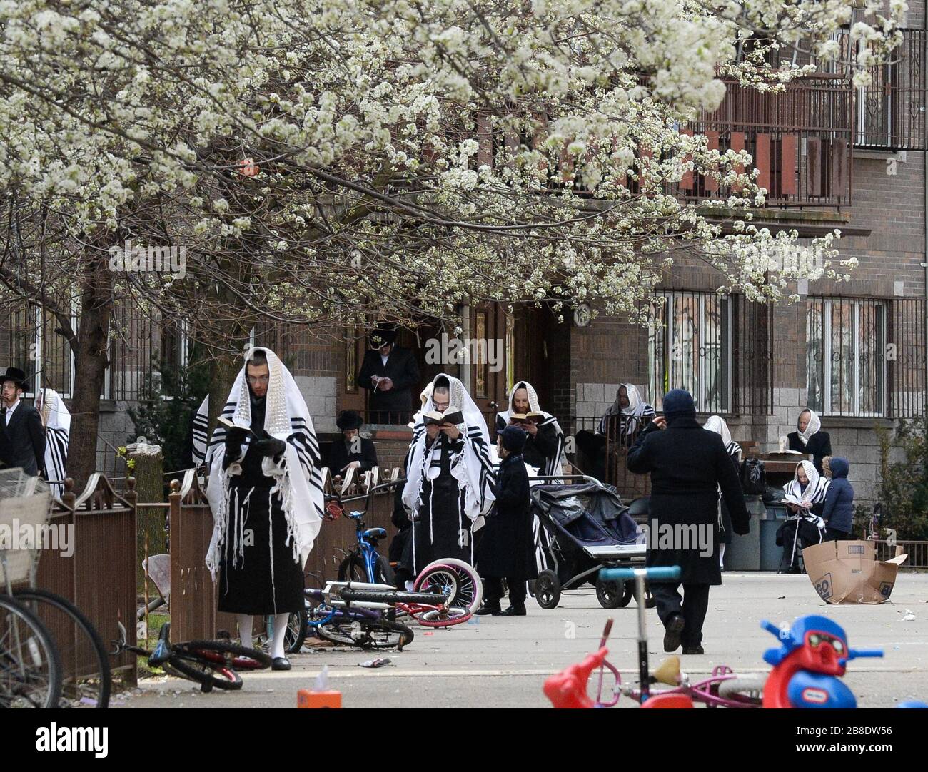 New York, Brooklyn, Stati Uniti. 21 Mar 2020. Una comunità ebraica assidica modifica i servizi di Shabbat (sabato) dopo che le loro sinagoghe sono state chiuse in risposta alla pandemia di coronavirus. Questa comunità si è riunita all'esterno in un cortile. New York, Brooklyn Williamsburg Marcy AV. Marcus Santos. Credit: Marcus Santos/ZUMA Wire/Alamy Live News Foto Stock