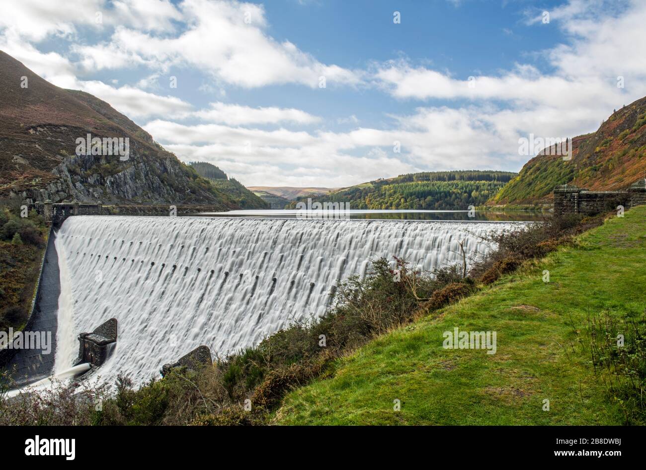 La diga di Caban Coch nella valle di Elan. Fotografato dopo la pioggia torrenziale con l'acqua che cade sopra la diga. Foto Stock