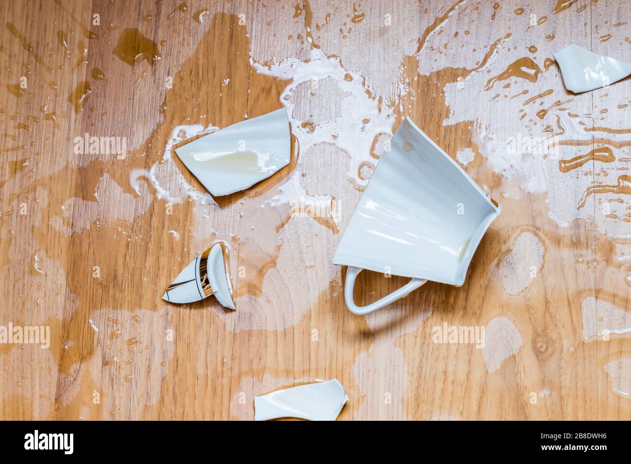 Tazza rotta con il tè versato su un pavimento Foto stock - Alamy