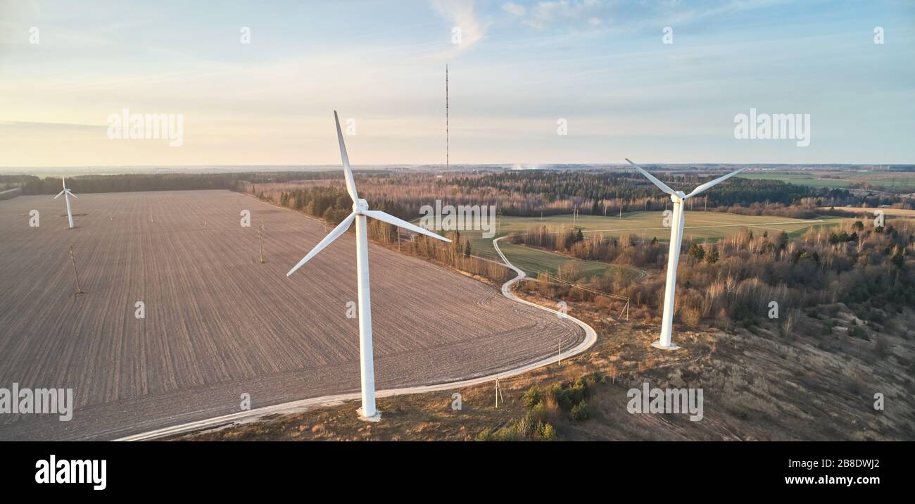 Vista del drone aereo dell'energia dell'impianto eolico. Tema elettrico alternativo Foto Stock
