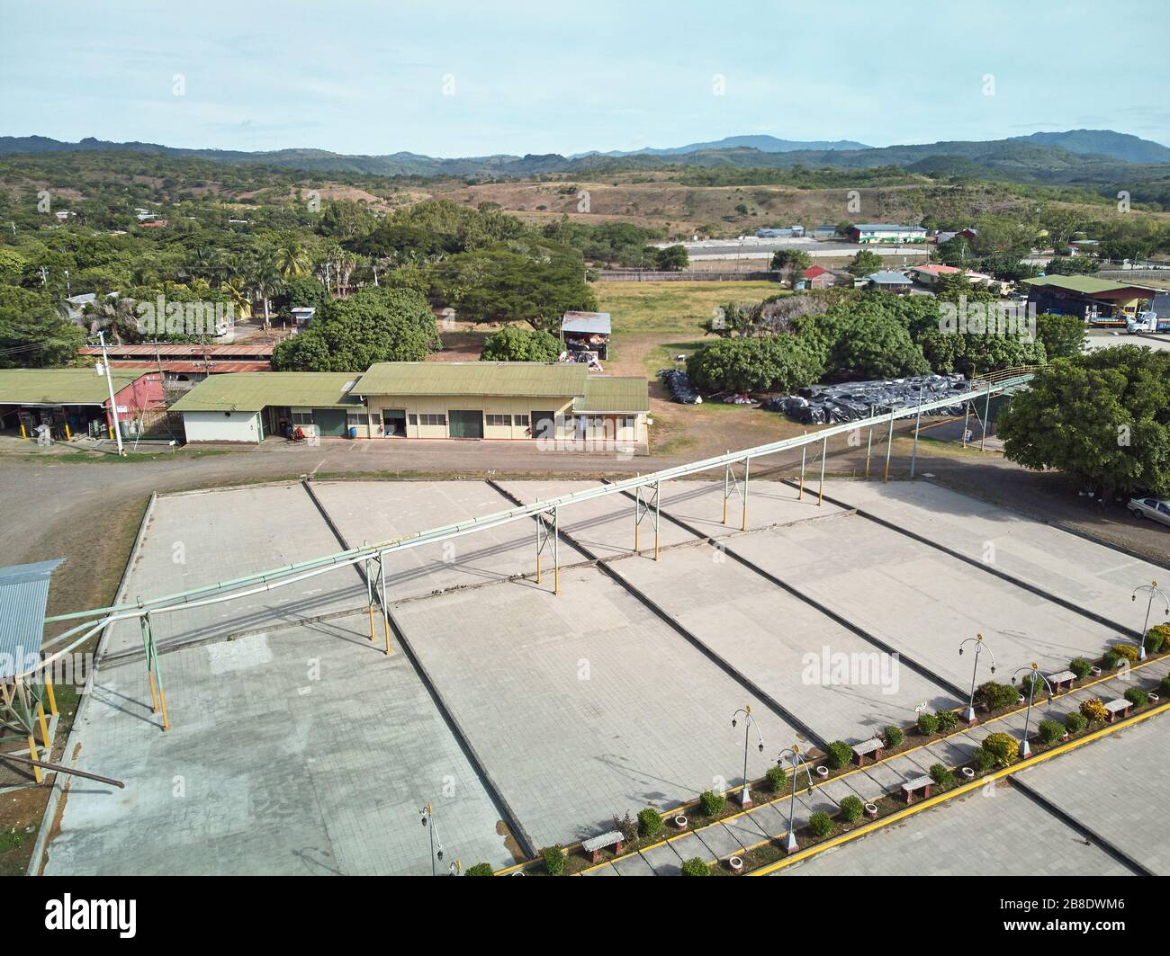 Caffetteria industriale con grandi campi vista aerea drone Foto Stock