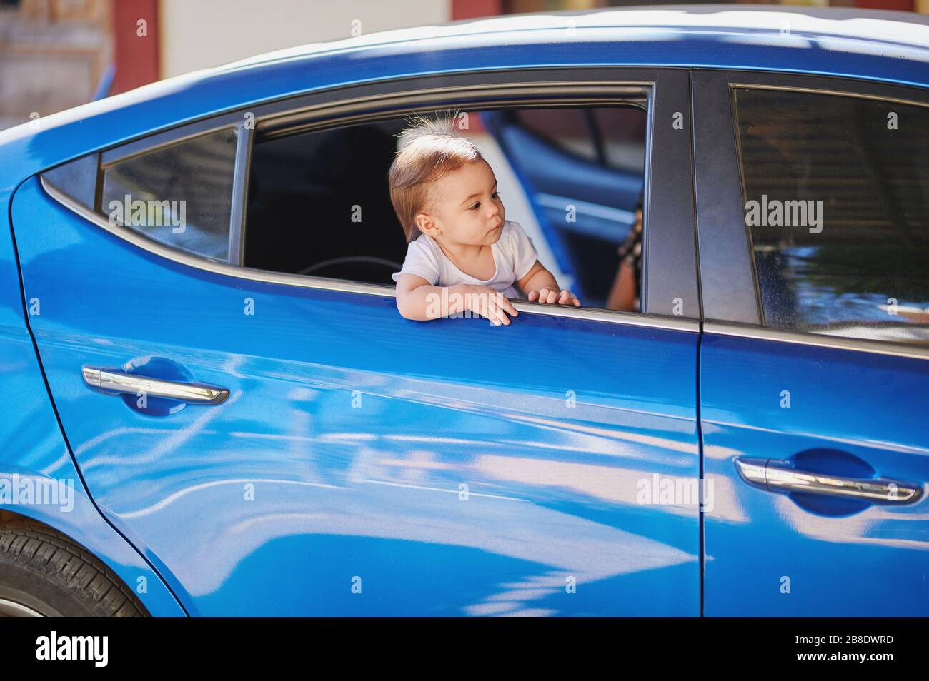 Tema del viaggio in auto. Piccola bambina in vacanza in auto Foto Stock