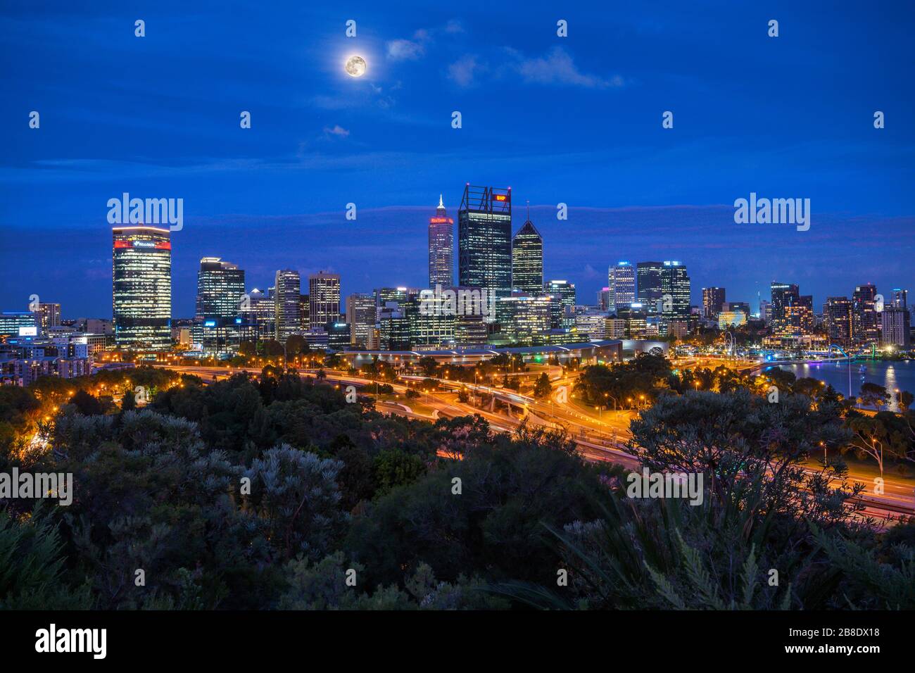 Vista dello skyline del Central Business District di notte da King's Park, Perth, Australia Occidentale, Australia Foto Stock