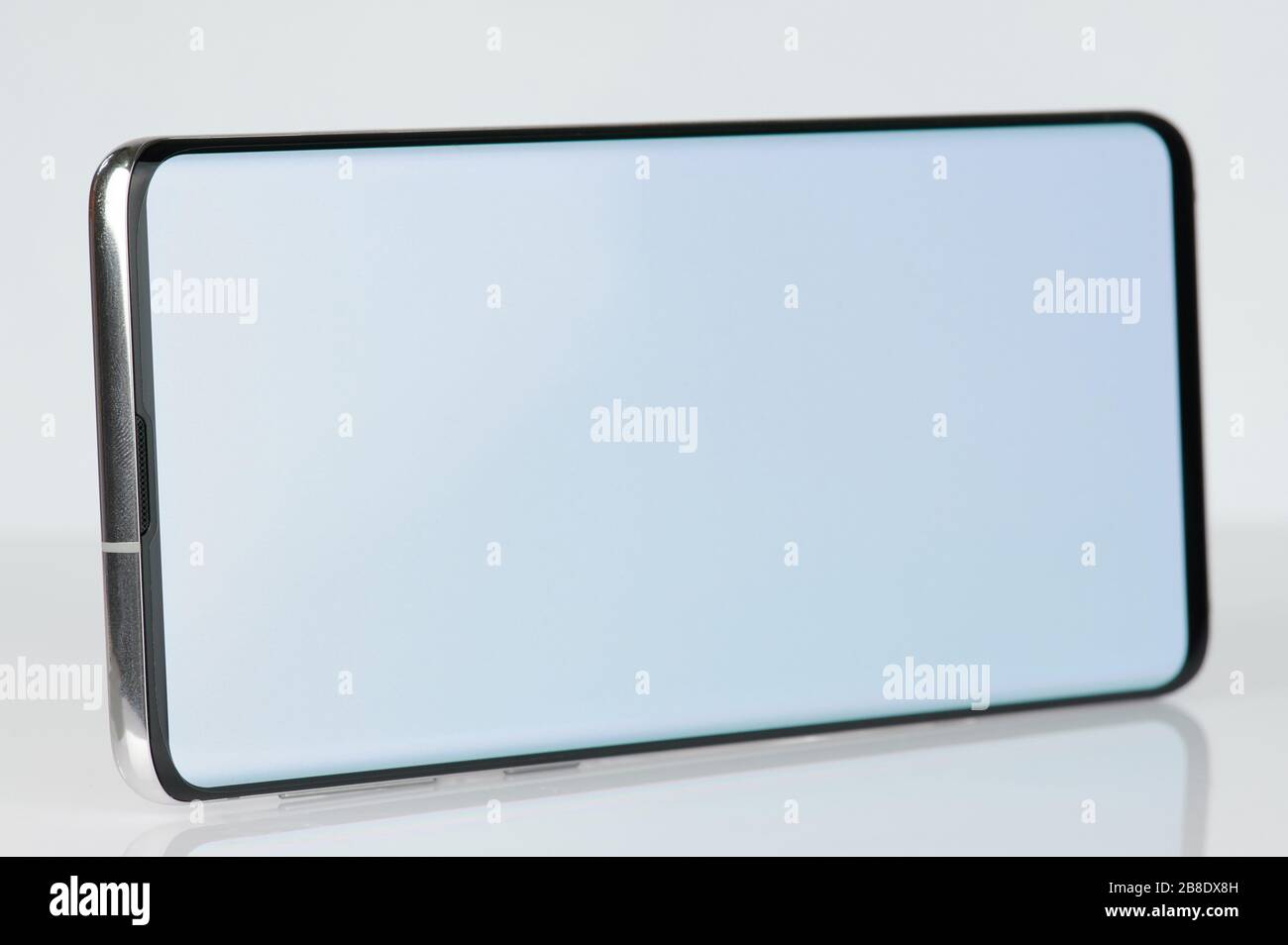 Smartphone orizzontale vuoto isolato su sfondo bianco dello studio Foto Stock