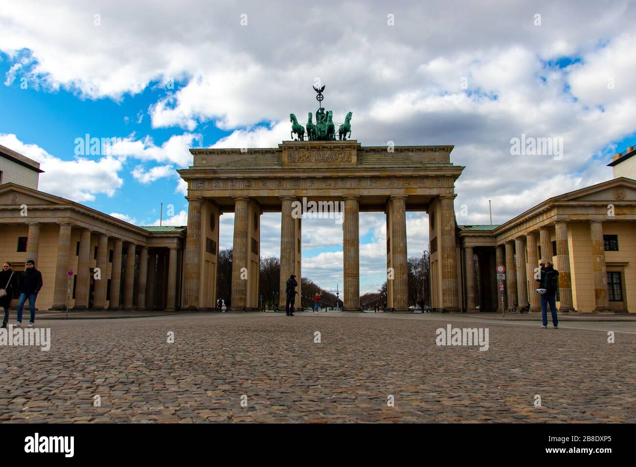 Berlino, Germania - 21 marzo 2020 - Pariser Platz con la porta di Brandeburgo all'ora di pranzo, quasi tutte le persone in strada per paura dell'epidemia di spore Foto Stock