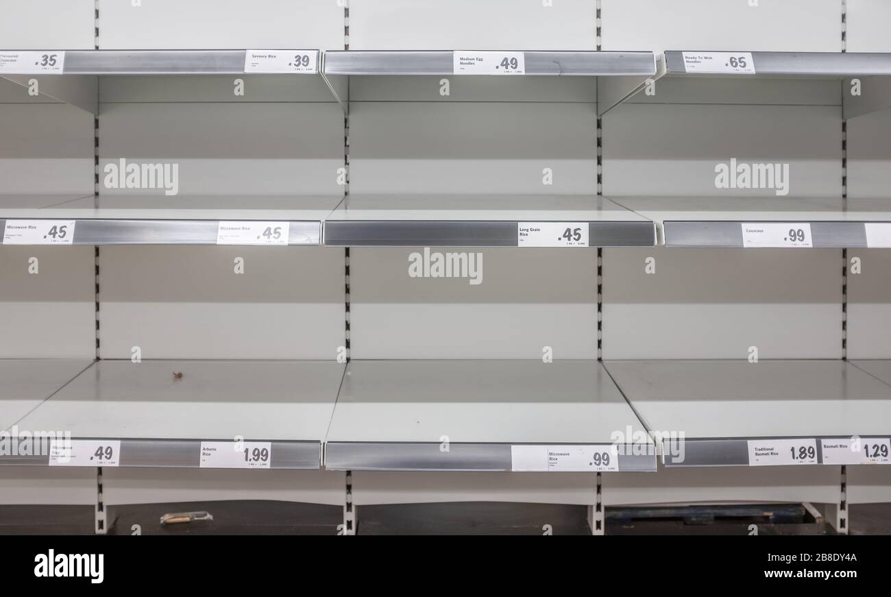 Scaffali vuoti del supermercato dopo l'acquisto del Panico durante la Pandemia di Coronavirus Foto Stock