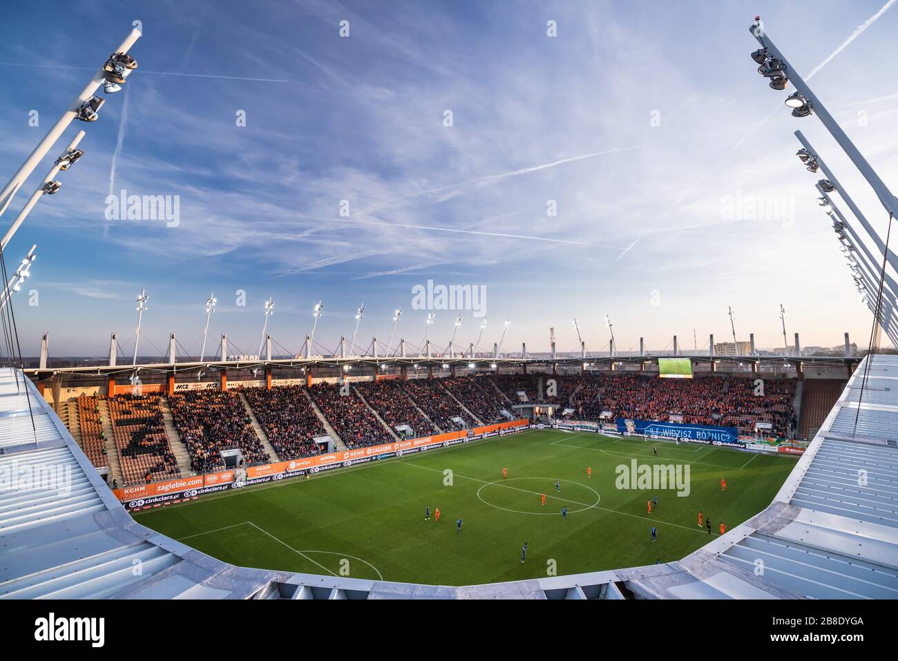 LUBIN, POLONIA - 17 FEBBRAIO 2019: Partita polacco Lotto Ekstraklasa tra KGHM Zaglebie Lubin - Miedz Legnica 3:0. Vista aerea dal tetto dello stadio. Foto Stock