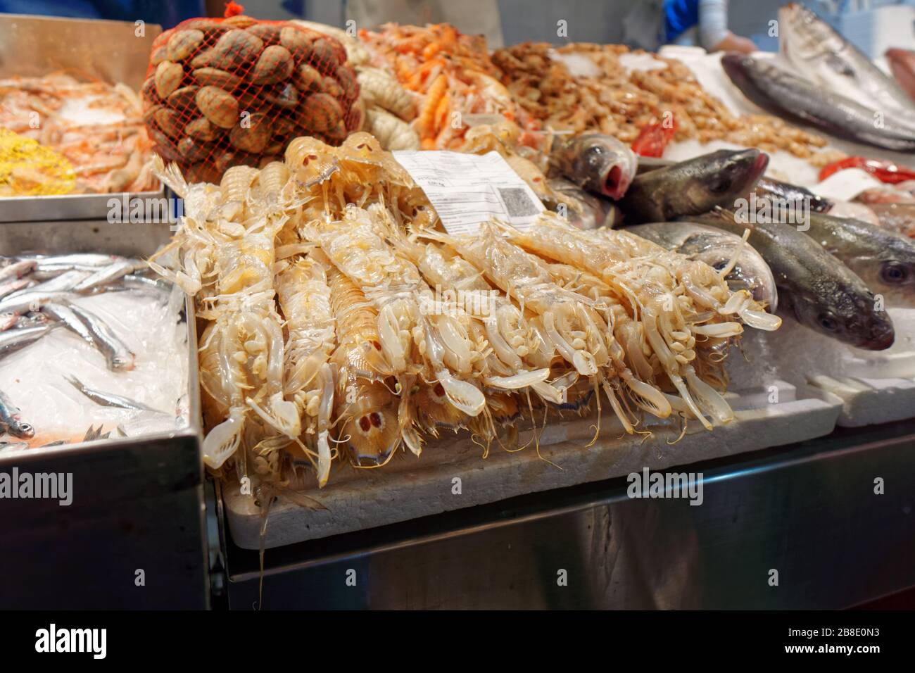Gamberi Mantis e pesce in mostra sul mercato Foto Stock