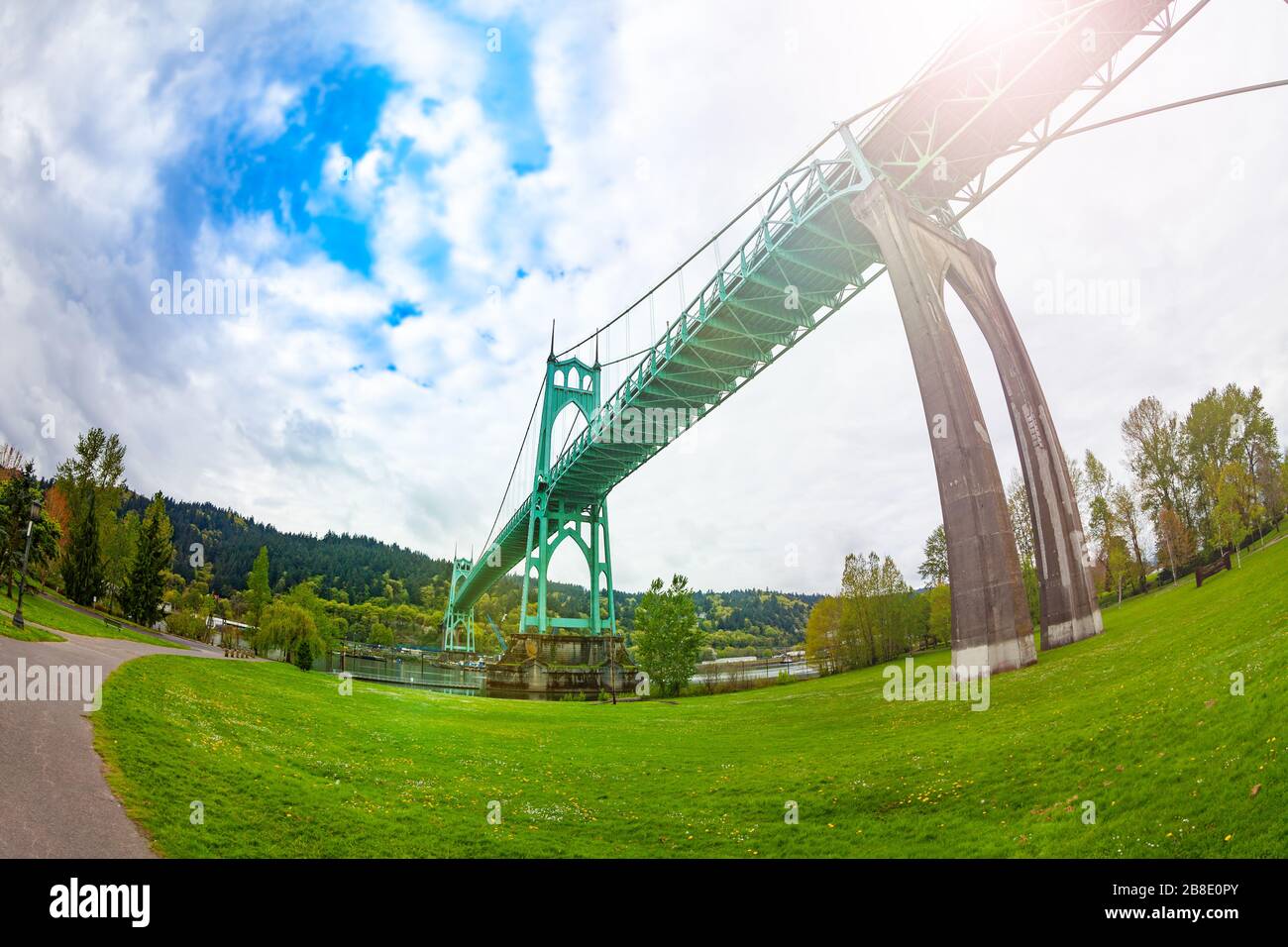 St. Johns Bridge a Portland dal parco sotto la costruzione di sospensioni in acciaio con due torri in stile gotico, costruita nel 1931, USA Foto Stock