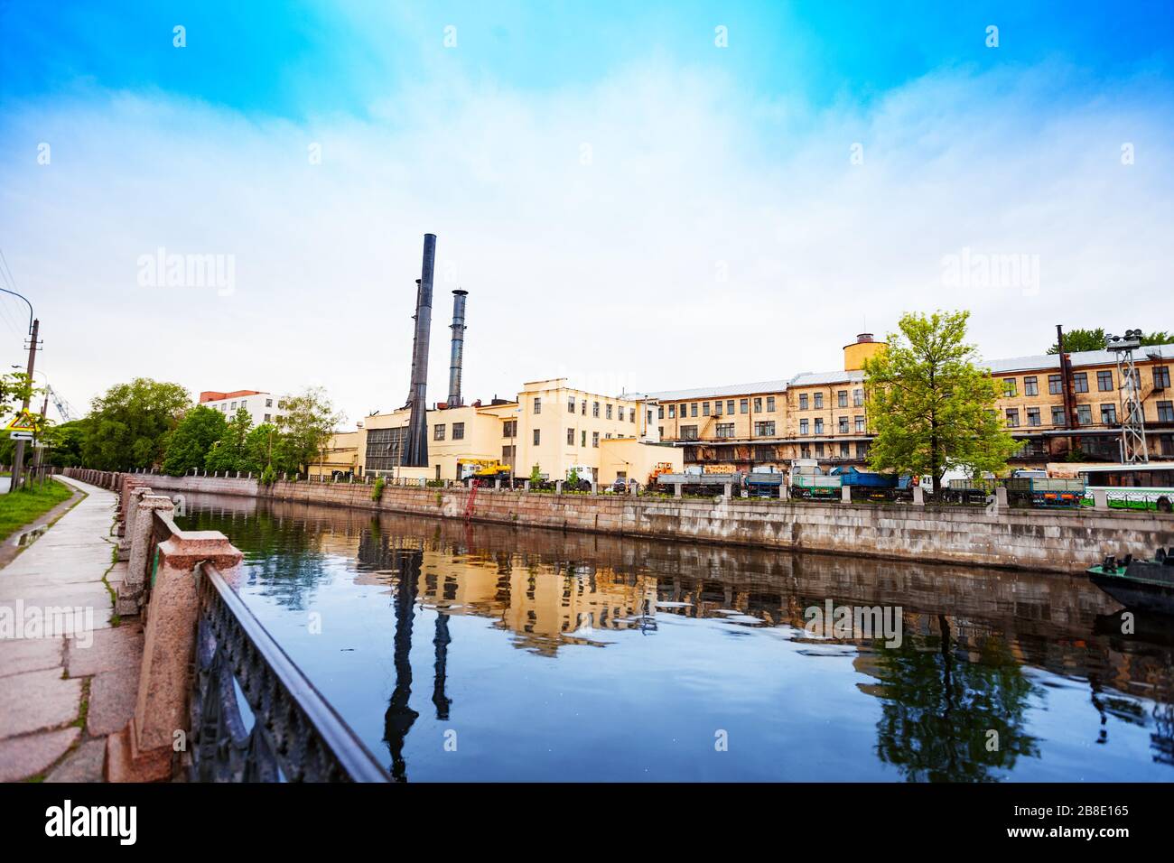 Fiume di argine Moyka e cortile posteriore del cantiere navale di ammiragliato, San Pietroburgo, Russia Foto Stock