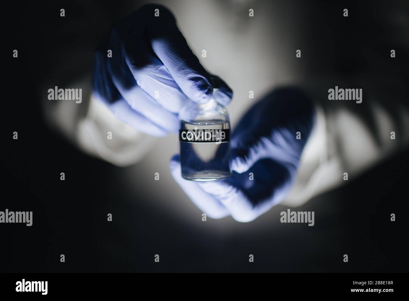 Primo piano della provetta di vetro con il vaccino di analisi da coronavirus Foto Stock