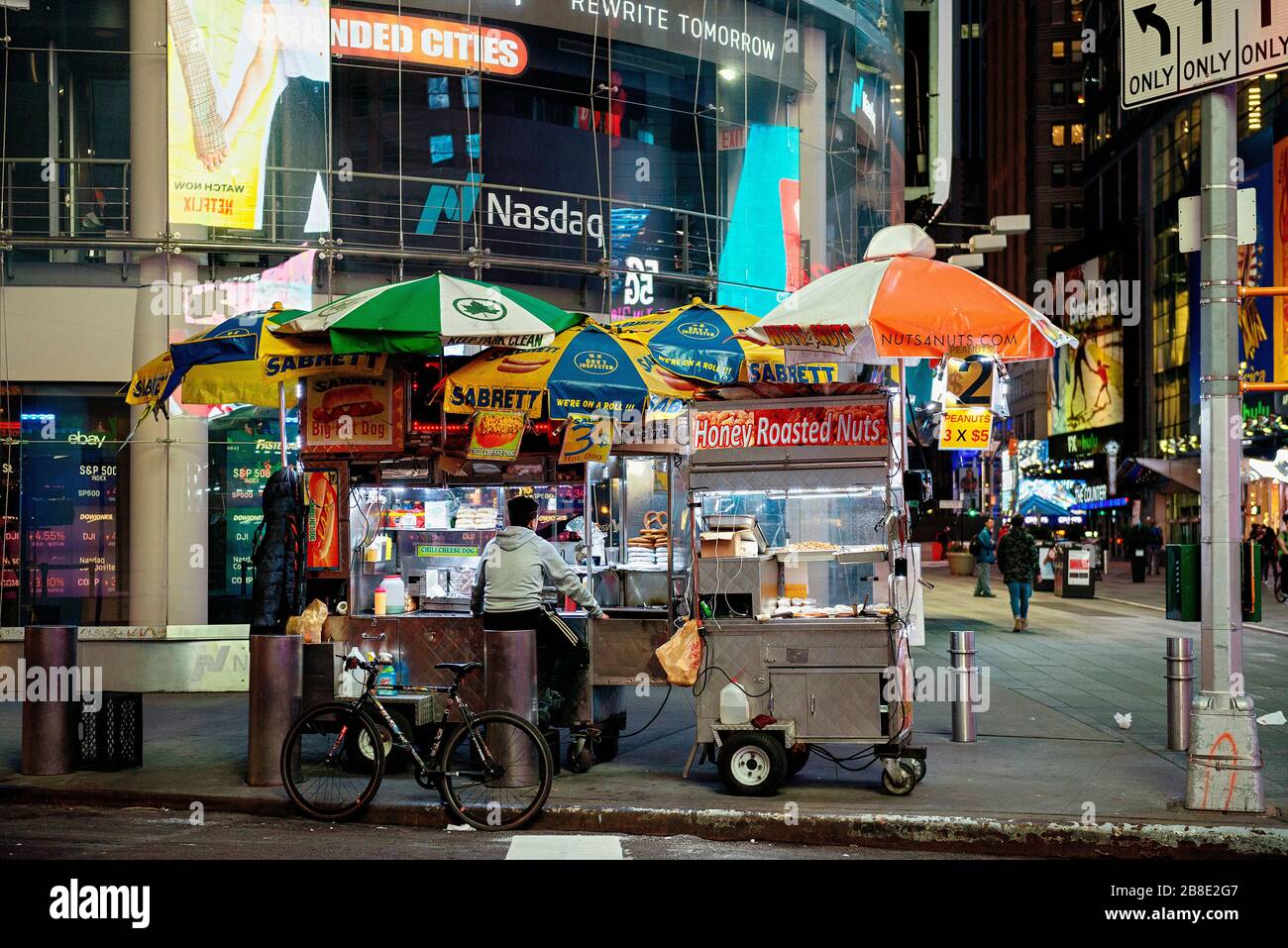 Un venditore di strada in un deserto Times Square durante l'ora di punta e la Pandemia Covid-19 a New York City, NY. Foto Stock