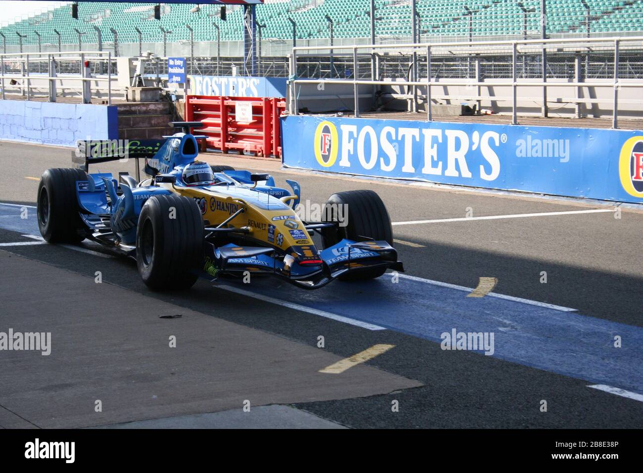 Renault Formula 1 entra ai box guidati da Nelson Piquet Jr nella giornata di test di debutto per la Renault al circuito di gara di Silverstone Inghilterra il 20 settembre 2006 Foto Stock