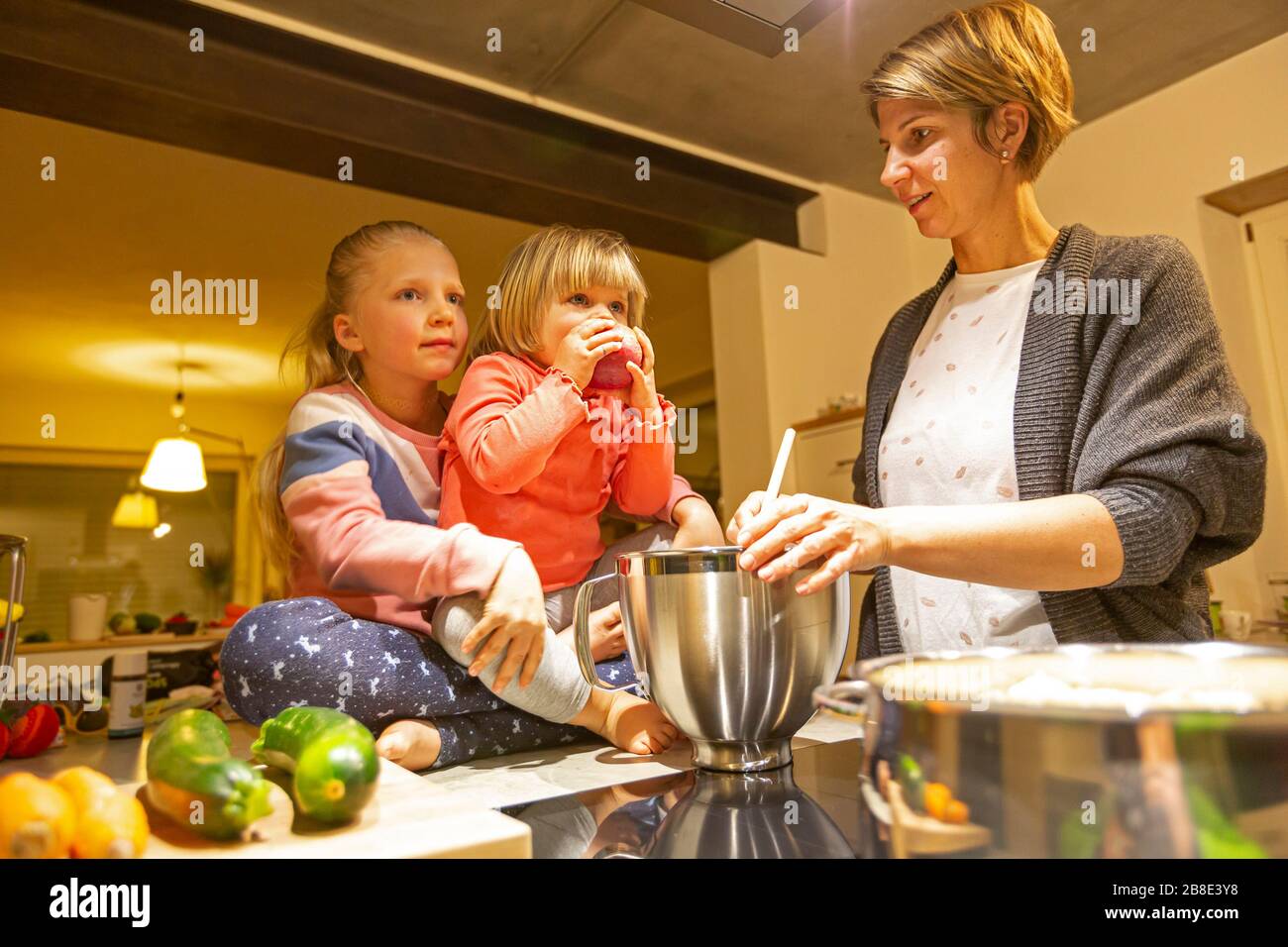 Madre e figlia che si divertono in cucina durante la cottura Foto Stock