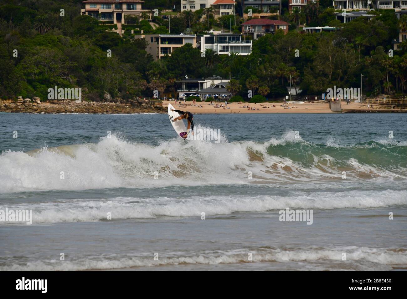 Un surfista in azione a Manly Beach a Sydney Foto Stock