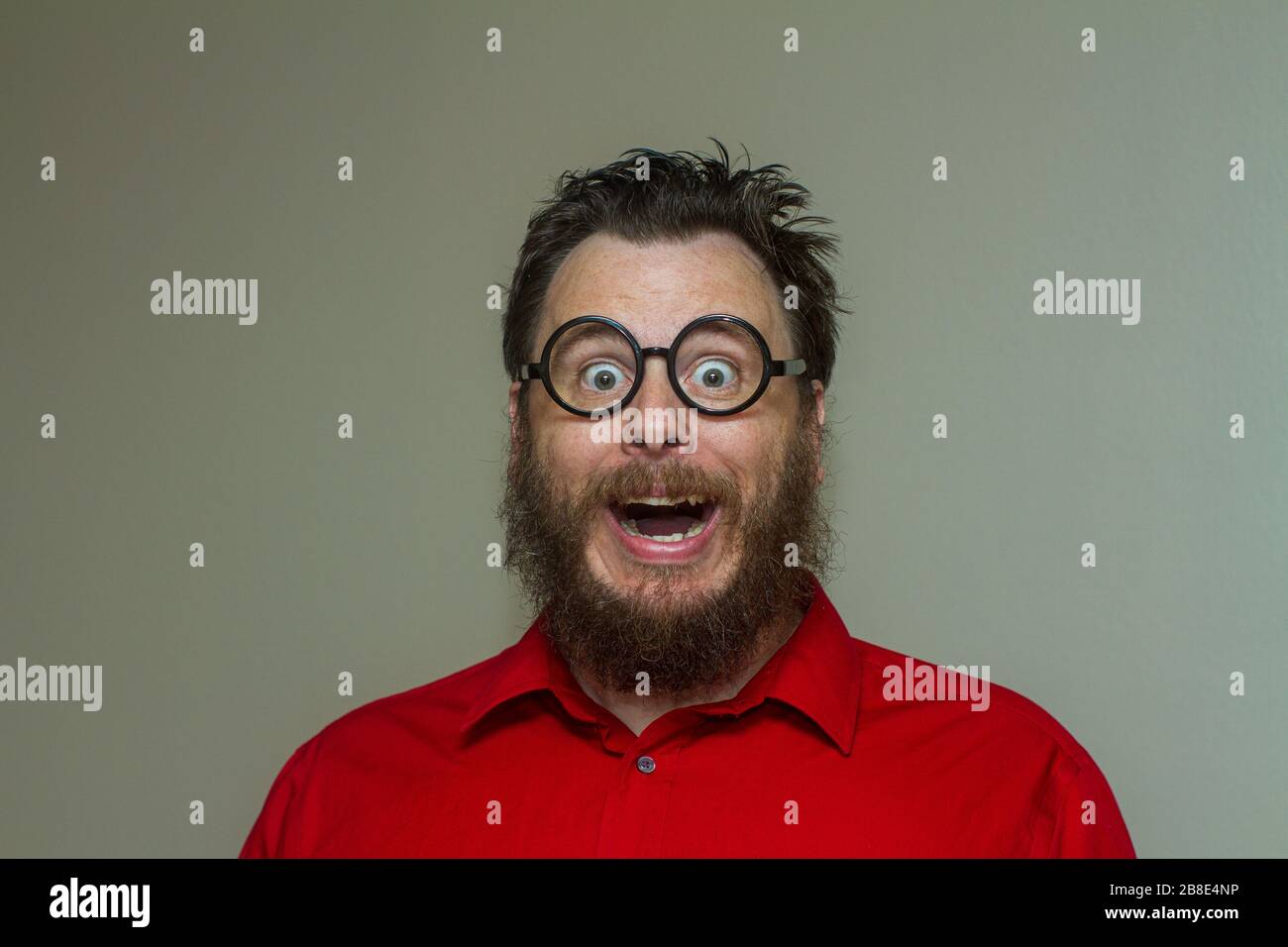 Uomo geeky con un sorriso enorme sul suo volto Foto Stock