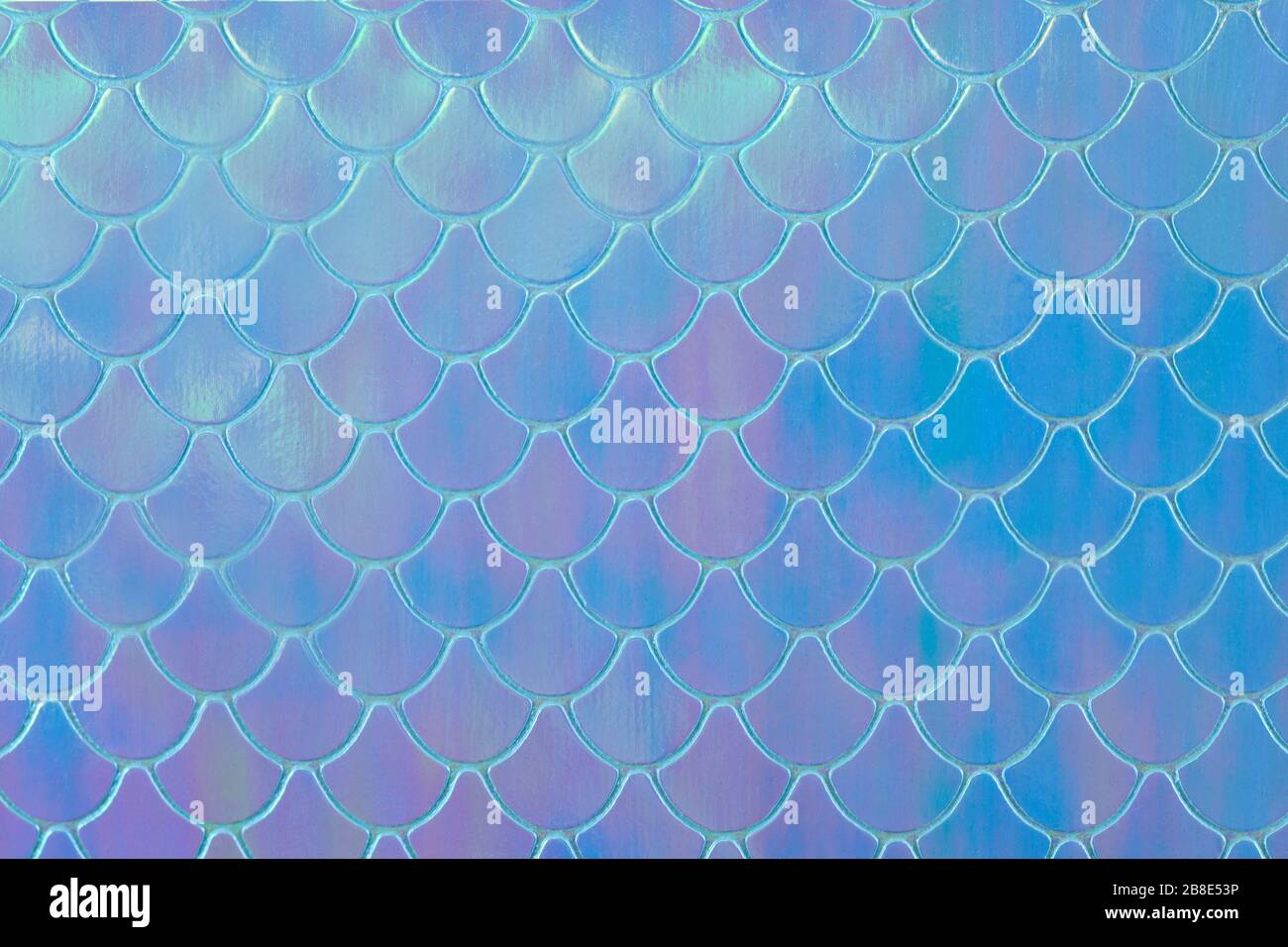 Sfondo olografico strutturato astratto dalla superficie in pelle, come sirena o squame di pesce. Texture trendy multicolore con spazio copia. Festa, ho Foto Stock