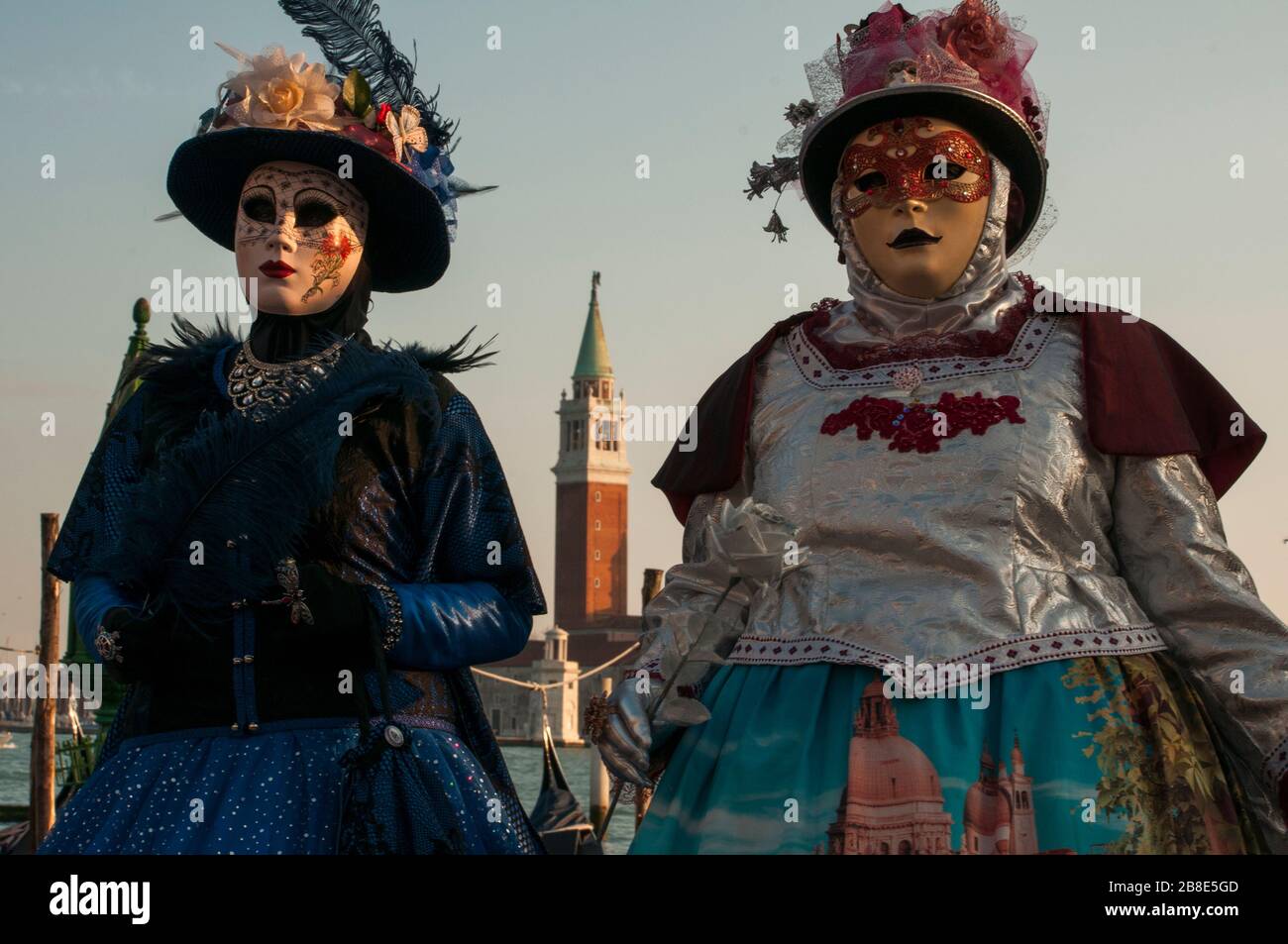 Colorate maschere di carnevale a una tradizionale festa a Venezia, Italia Foto Stock