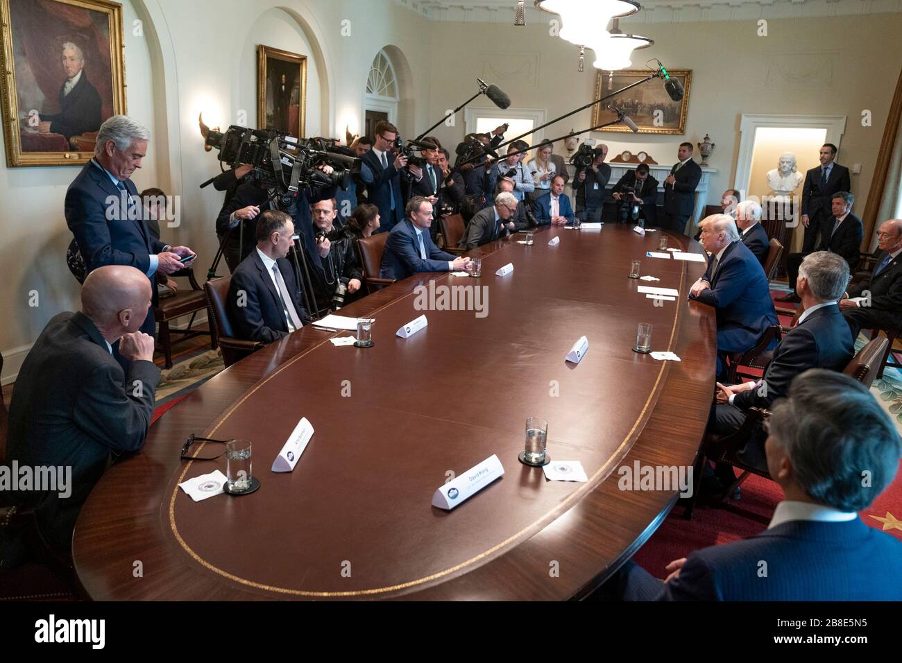Il Presidente degli Stati Uniti Donald Trump e il Vice Presidente Mike Pence partecipano a un briefing con i rappresentanti del settore turistico e dei viaggi sul coronavirus, COVID-19, risposta nella Sala del Gabinetto della Casa Bianca 17 marzo 2020 a Washington, DC. Foto Stock