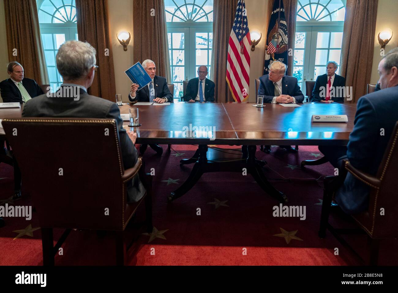 Il Presidente degli Stati Uniti Donald Trump e il Vice Presidente Mike Pence partecipano a un briefing con i rappresentanti del settore turistico e dei viaggi sul coronavirus, COVID-19, risposta nella Sala del Gabinetto della Casa Bianca 17 marzo 2020 a Washington, DC. Foto Stock