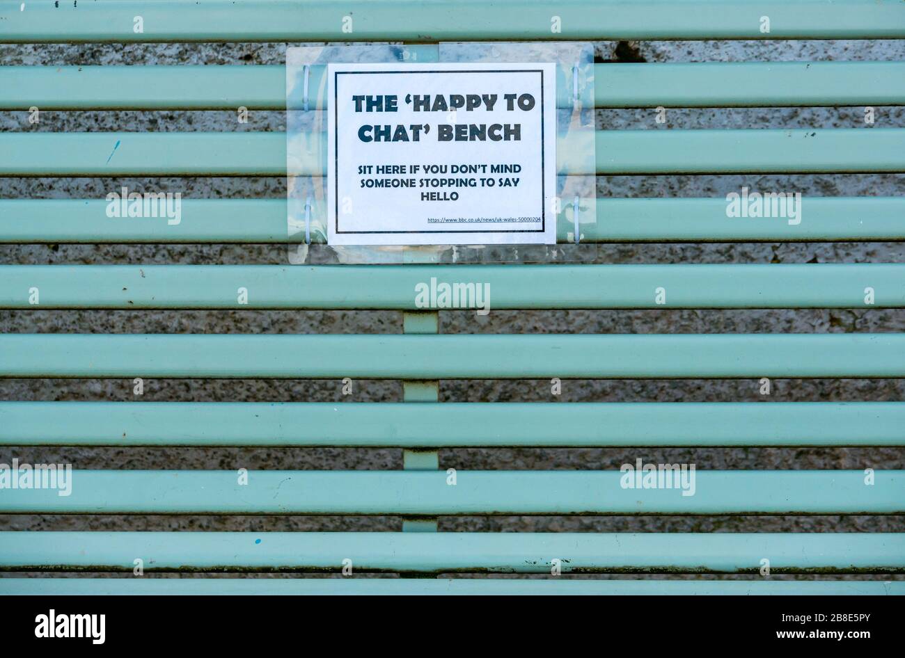 Empty Happy to Chat Bench durante la pandemia di allontanamento sociale di Coronavirus, Portobello Promenade, Edimburgo, Scozia, Regno Unito Foto Stock