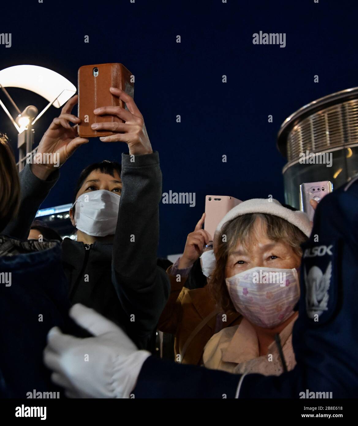 Sendai, Giappone. 21 Mar 2020. La gente fotografa la fiamma olimpica alla stazione di Sendai, Sendai, prefettura di Miyagi, Giappone, sabato 21 marzo 2020. Poiché i danni causati dal grande terremoto del Giappone orientale e dallo tsunami del 2011 hanno colpito soprattutto Miyagi, Iwate e Fukushima, una speciale torcia mostra 'fiamma di recupero' sarà tenuto in queste tre prefetture. Foto di Keizo Mori/UPI Credit: UPI/Alamy Live News Foto Stock