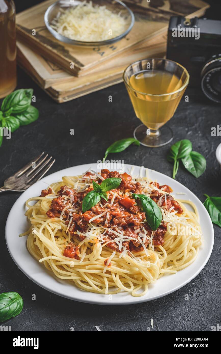 Spaghetti con ragù alla bolognese, parmigiano e basilico Foto Stock