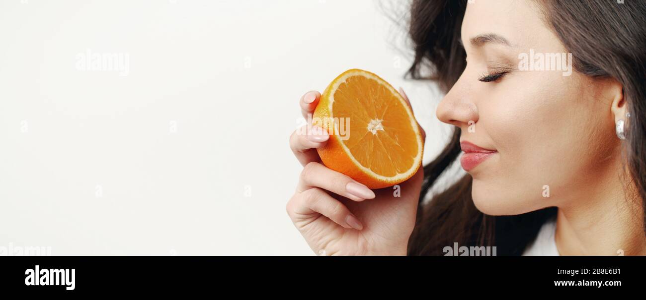 Profilo viso donna e arancione Foto Stock