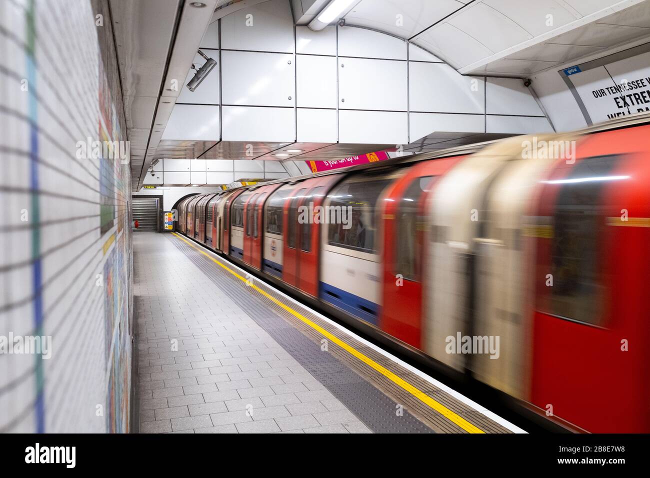 Pendolari sulla metropolitana di Londra durante il blocco dei coronavirus, marzo 2020 Foto Stock