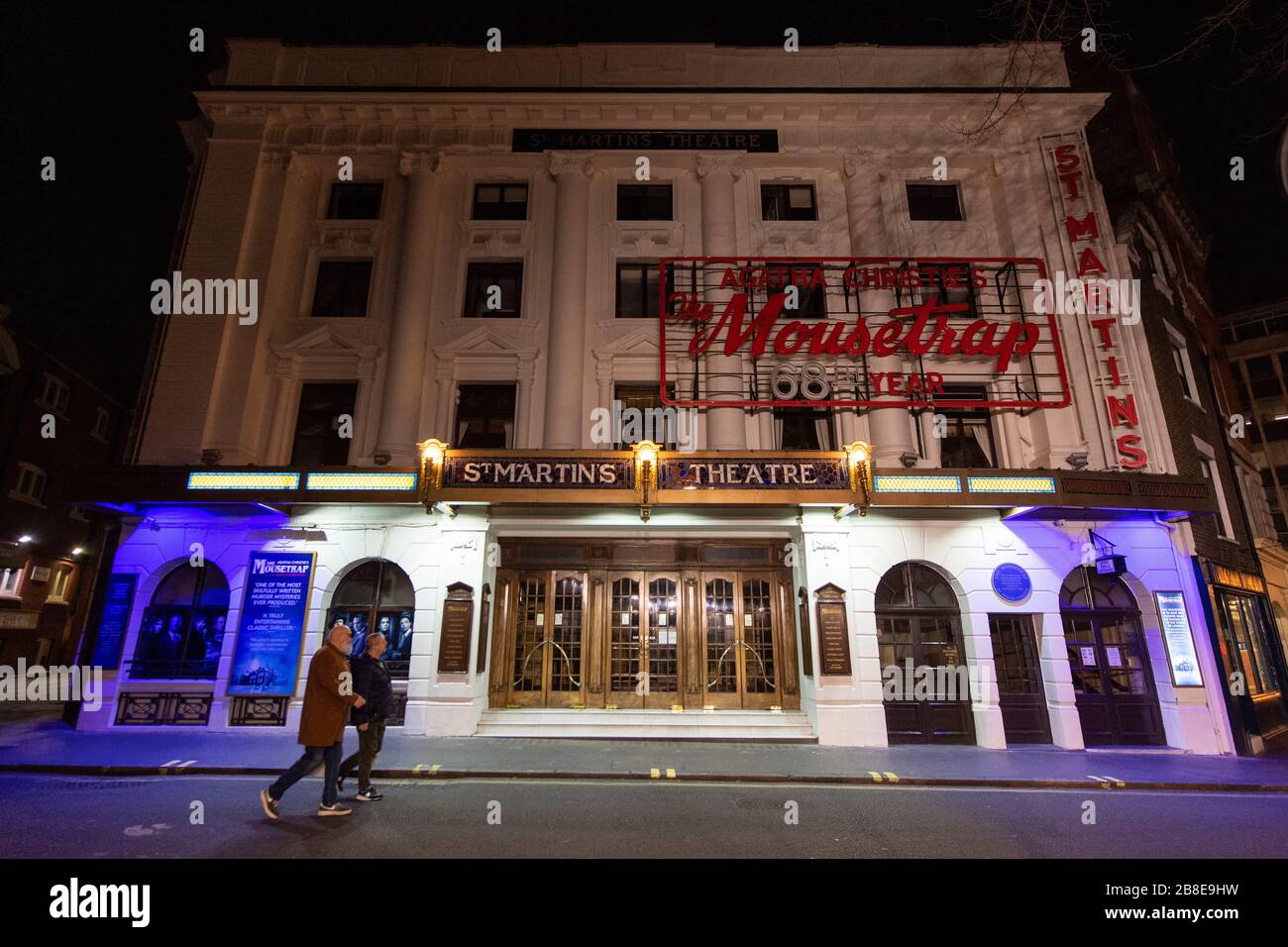 La gente passa davanti alle porte chiuse del St Martin's Theatre di Londra, sede del "The Mousetrap" di Aghata Christie, Il giorno dopo che il primo ministro Boris Johnson ha ordinato la chiusura di teatri, pub e ristoranti in tutto il paese, il governo ha annunciato misure senza precedenti per coprire i salari dei lavoratori che altrimenti perderebbero il lavoro a causa dell'epidemia di coronavirus. Foto Stock