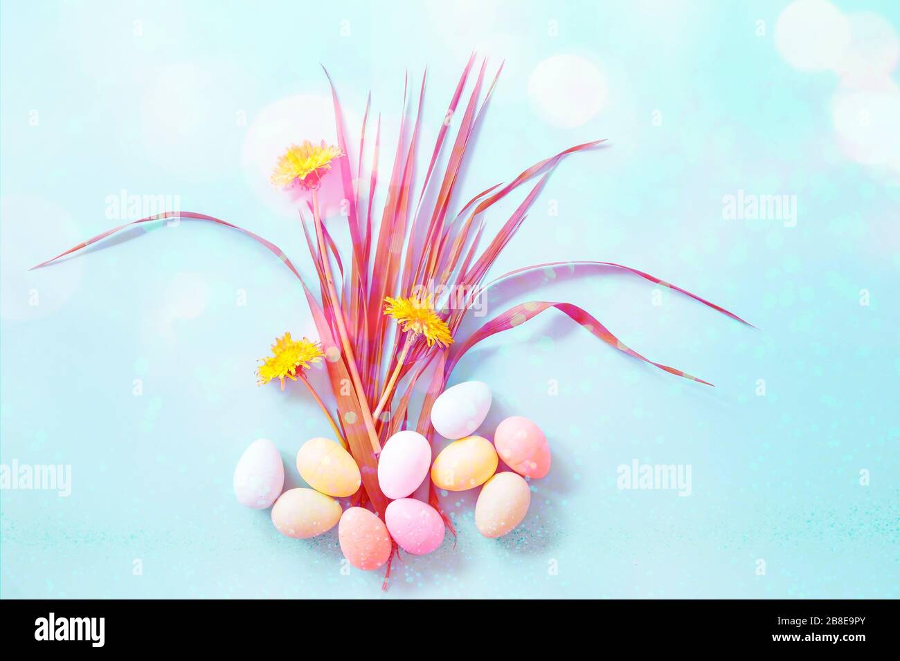 Uova di Pasqua e fiori su sfondo blu Foto Stock