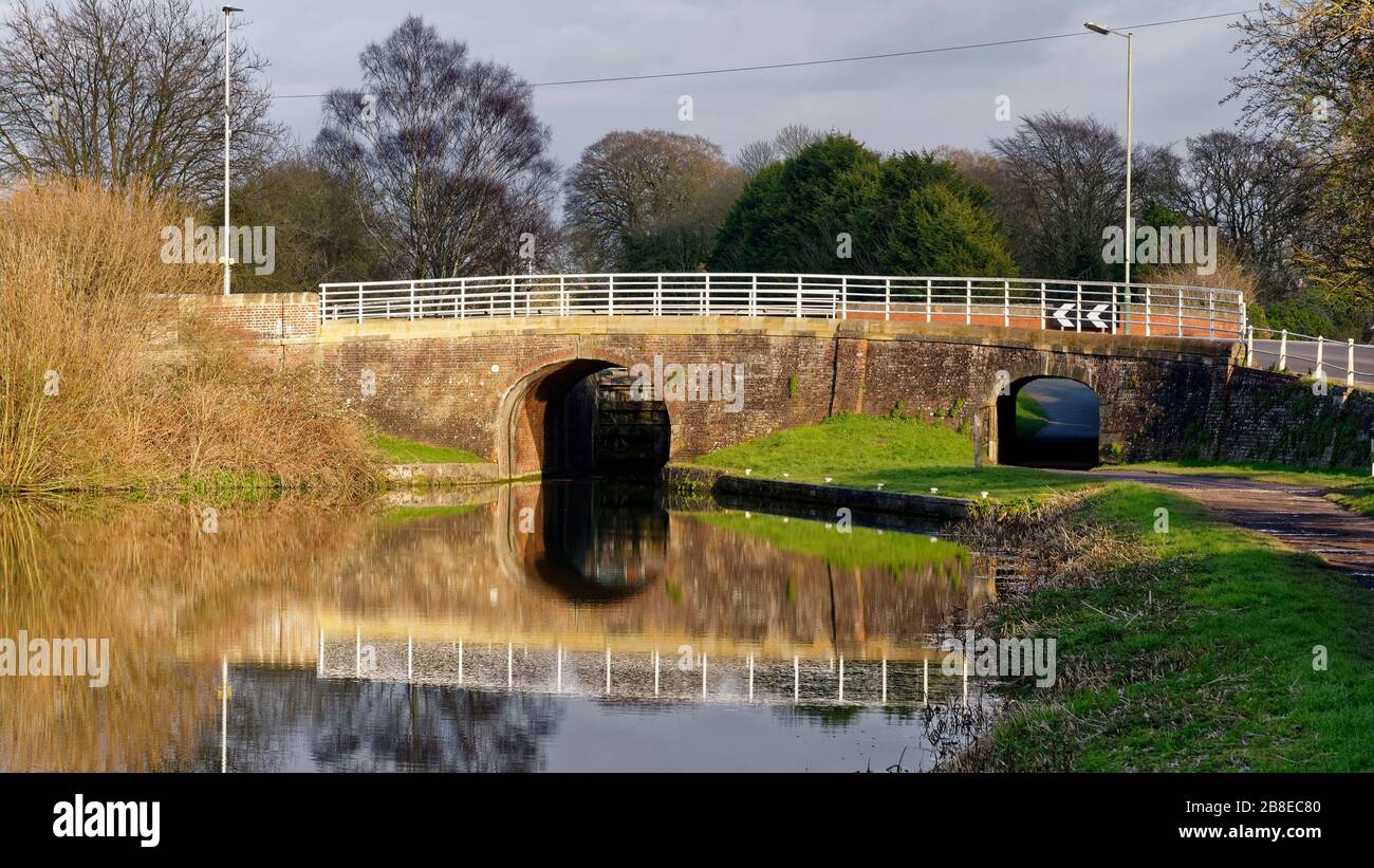 Serata al sole sul ponte della prigione sopra il canale Kennet & Avon, Devizes, Wiltshire, Regno Unito, primo 19 ° secolo grado II ponte elencato Foto Stock