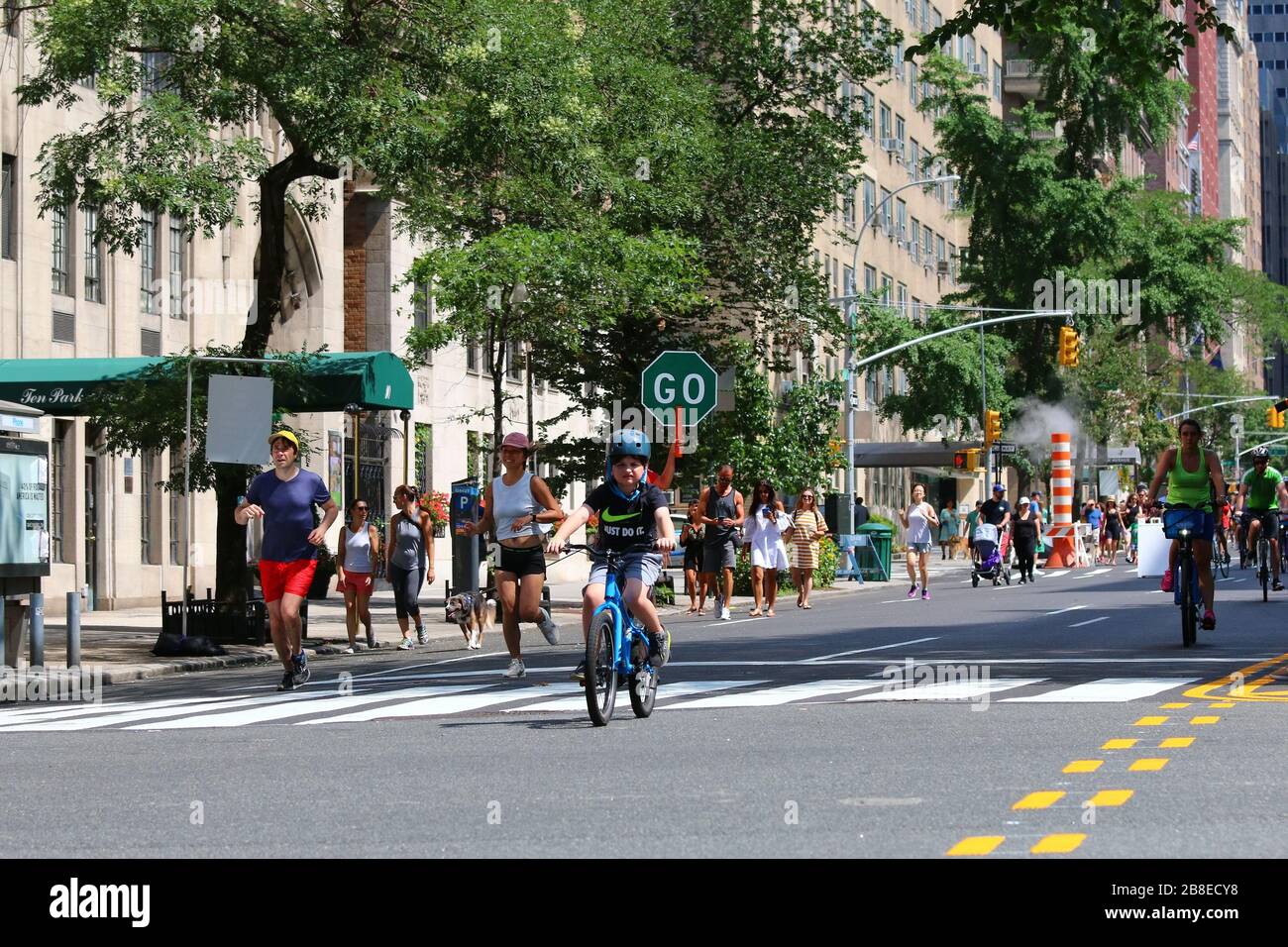 La folla di corridori, ciclisti e pedoni si diverte a prendere Park Avenue a Midtown durante il festival Summer Streets, Manhattan, il 3 AGOSTO 2019 a NE Foto Stock