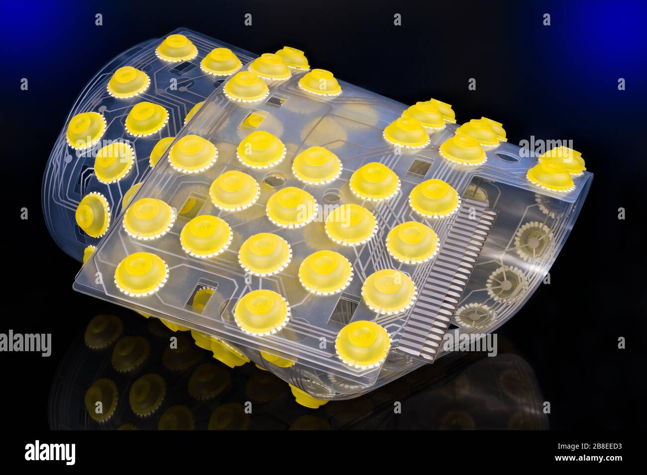 Tastiera del computer membrana in silicone arricciata. Pulsanti rotondi gialli, scheda elettronica a circuito stampato flessibile. Riflessione degli interruttori a cupola in gomma. Foto Stock