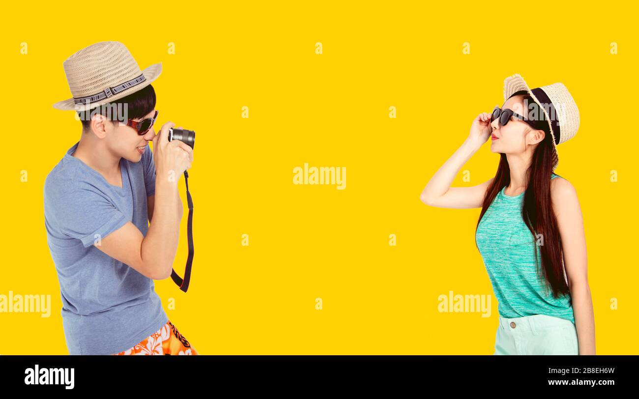 felice giovane coppia turistica scattando foto e godersi la vacanza estiva Foto Stock