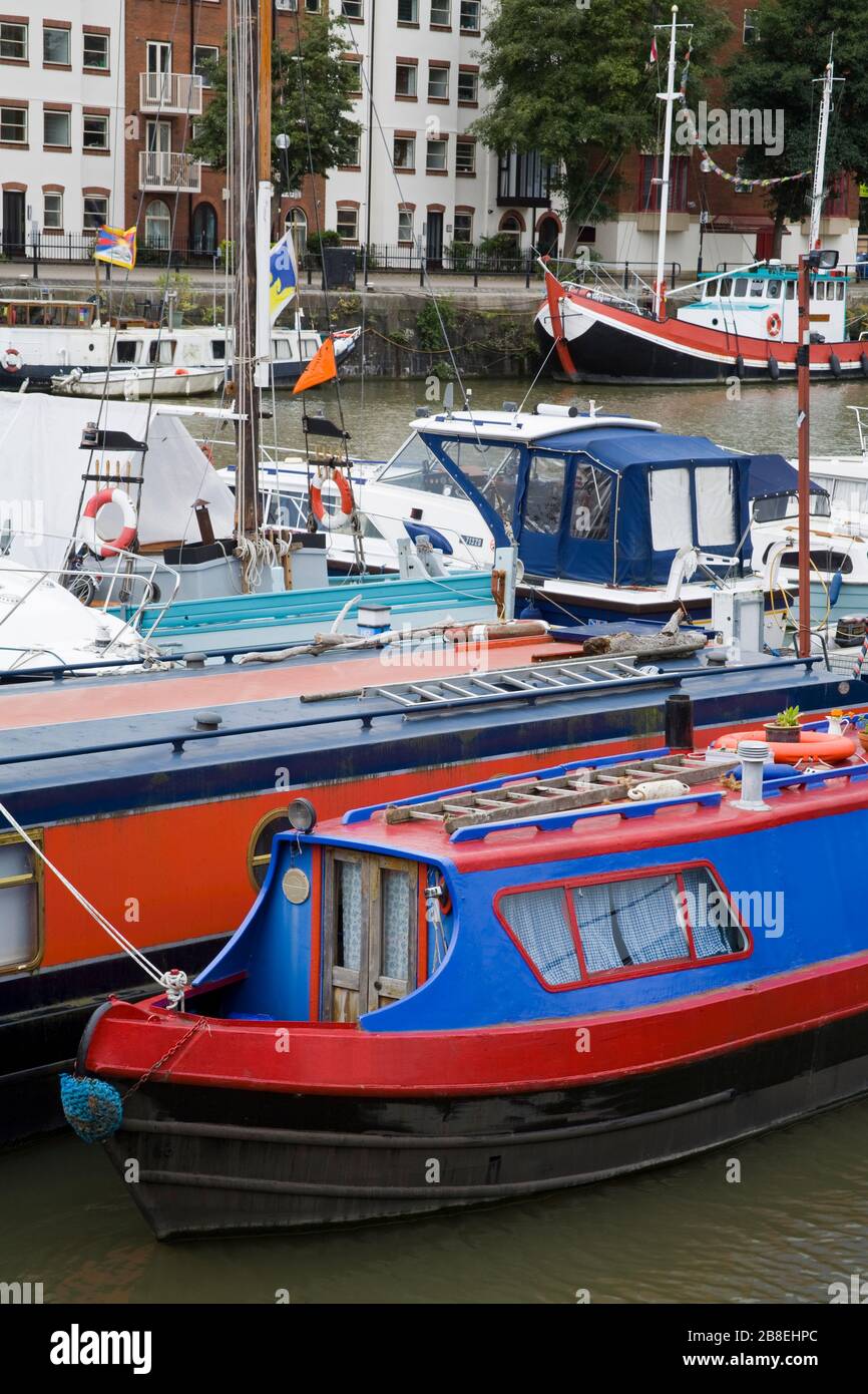 Chiatta dei canali nel porto galleggiante, Bristol City, Inghilterra sud-occidentale, Regno Unito Foto Stock