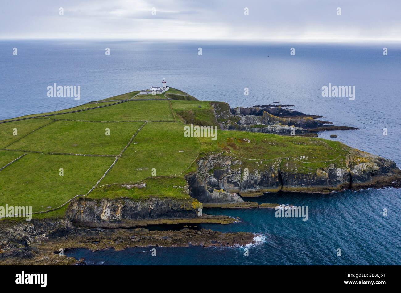 Il faro di Galley Head è un faro attivo del XIX secolo fuori da Rosscarbery, nella contea di Cork, sulla costa meridionale dell'Irlanda. Foto Stock